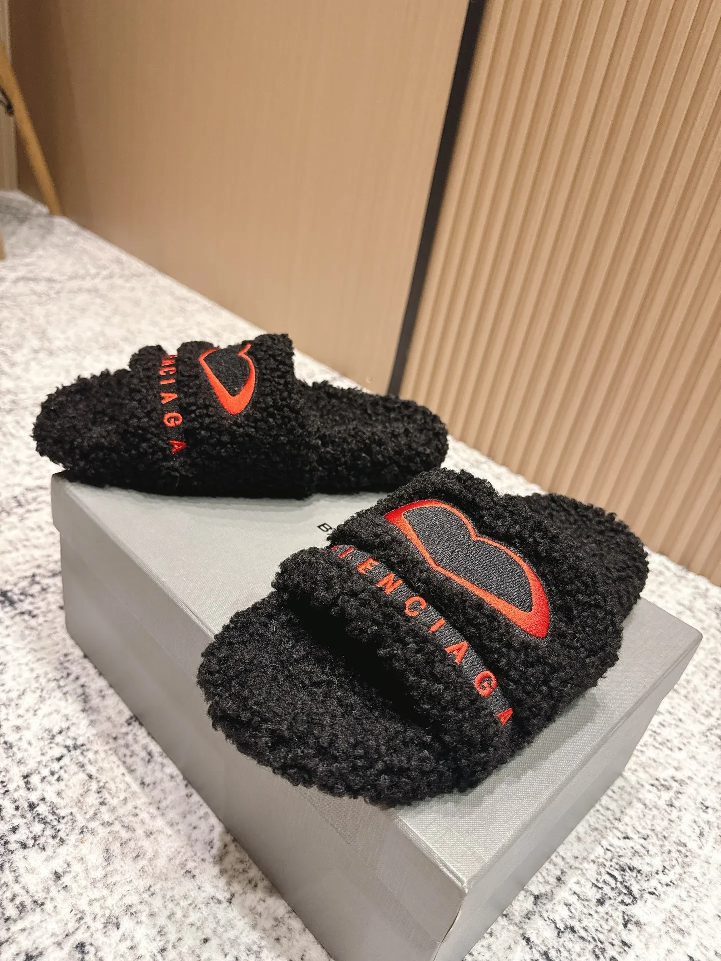 👟👟Ex-factory price 380👟👟 Top version BALENCIAGA~ Balenciaga fur mop with new Balenciaga political Campaign logo embroidery! A favorite among European and American celebrities, celebrities, and internet celebrities, the upper is exquisite, hand-sewn and threaded, fluffy and soft against the skin.  This can be worn all year round! Wear it with socks in spring, autumn and winter, or wear it alone in summer. It looks good and is comfortable. The upper is wide, showing your feet and calves, and stepping into it is like bare feet on a carpet. It really matches, wears, and looks so good. When you put it on, it looks casual and simple fashion. It has a high-end feel and is invincible when you go out on the street! Size: 35-40